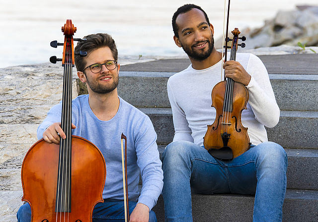 Doppelte Leidenschaft für die Musik: Die beiden Berufsmusiker Jonathan Faulhaber (l.) und Renato Wiedemann treten seit acht Jahren als steiner duo basel auf.  Foto: ZVG