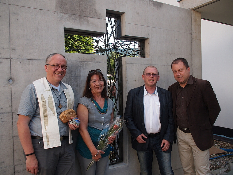 Vor dem Pfarrhof-Kreuz: (v. l.) Pfarrer Felix Terrier, Künstlerin Roser Häfliger, Kirchenratspräsident Walter Schmidlin, Architekt Markus Vögtli.  Foto: Tobias Gfeller