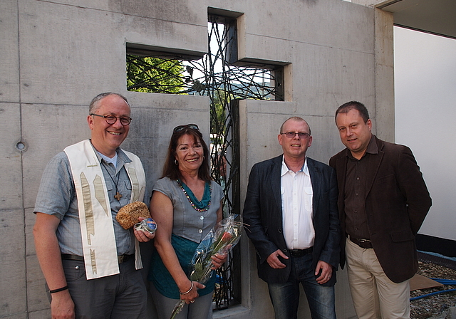 Vor dem Pfarrhof-Kreuz: (v. l.) Pfarrer Felix Terrier, Künstlerin Roser Häfliger, Kirchenratspräsident Walter Schmidlin, Architekt Markus Vögtli.  Foto: Tobias Gfeller