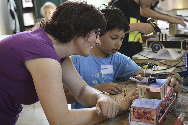 Fachfrauliche Unterstützung: Valerie Kohler konnte allen Kindern bei der Realisierung der Solar-Lok helfen.  Foto: Bea Asper