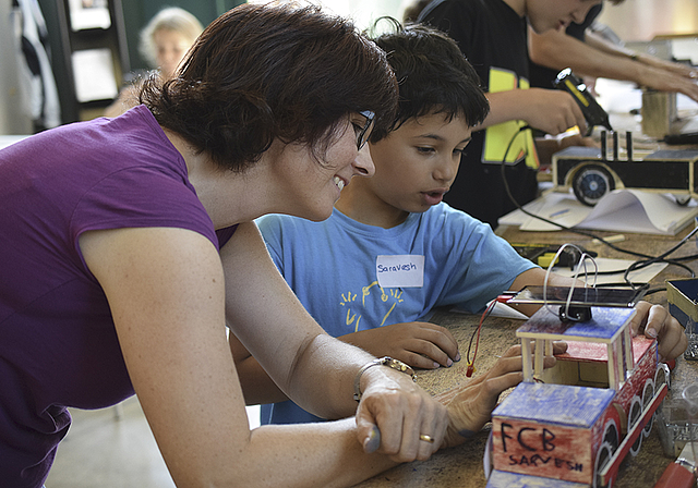 Fachfrauliche Unterstützung: Valerie Kohler konnte allen Kindern bei der Realisierung der Solar-Lok helfen.  Foto: Bea Asper