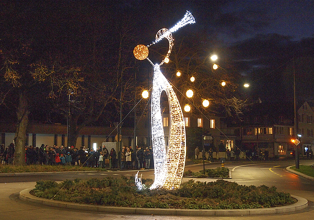 Neue Beleuchtung: Viele Reinacher erlebten am Sonntag die erste Illumination der Engelsfigur und der Weihnachtskugeln.  Foto: Tobias Gfeller