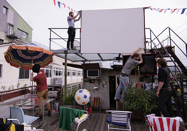 Letzte Vorbereitungen für das Fussballfest: Im 1. Stock investieren die Veranstalter viel Arbeit in ihr Public Viewing.  Foto: LUk