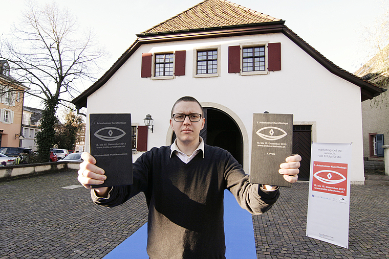 Gewichtige Preise aus Berner Oberländer Schiefer: Am Sonntag werden die Awards der ersten Arlesheimer Kurzfilmtage vergeben, die der Filmemacher David Borter aus Arlesheim initiiert hat. Foto: Lukas Hausendorf