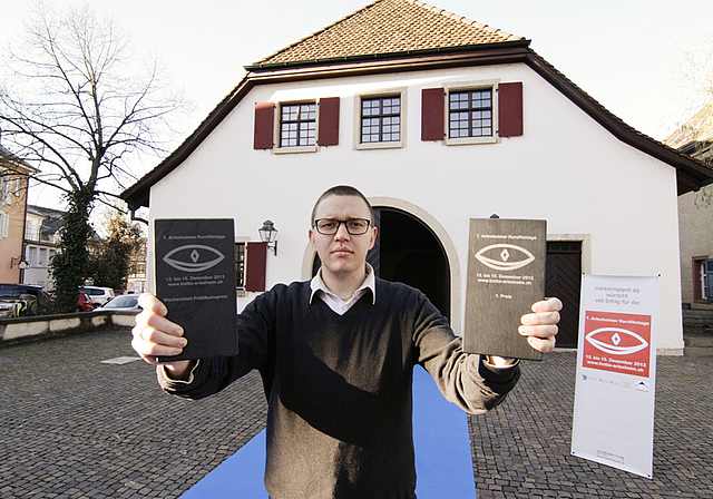 Gewichtige Preise aus Berner Oberländer Schiefer: Am Sonntag werden die Awards der ersten Arlesheimer Kurzfilmtage vergeben, die der Filmemacher David Borter aus Arlesheim initiiert hat. Foto: Lukas Hausendorf