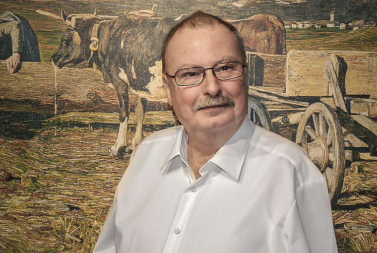 Reinacher Lyriker: Rudolf Waldmann vor einer Reproduktion von Giovanni Segantinis «An der Tränke» von 1888, einem der Lieblingsbilder seiner Frau. Foto: Thomas Brunnschweiler