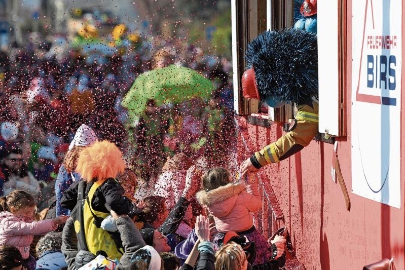 Räppli tanzten durch den Wind: Die «Baby Sitter Waggis» aus Aesch deckten die Zuschauenden am Strassenrand ordentlich ein. Fotos: Juri Junkov