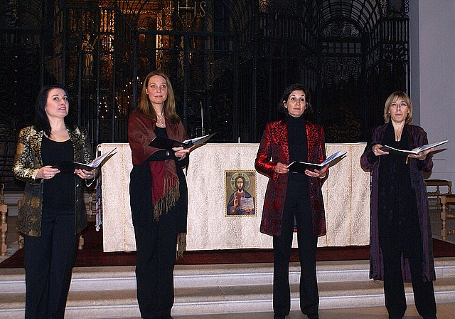 Sängerinnen am Dreikönigsfest: (v.l.) Agnieszka Budziñska-Benett (Leiterin), Hanna Järveläinen, Lorenza Donadini und Kelly Landerkin. Foto: Jürg Jeanloz