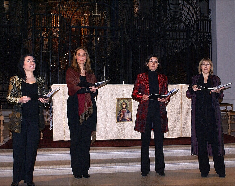 Sängerinnen am Dreikönigsfest: (v.l.) Agnieszka Budziñska-Benett (Leiterin), Hanna Järveläinen, Lorenza Donadini und Kelly Landerkin. Foto: Jürg Jeanloz