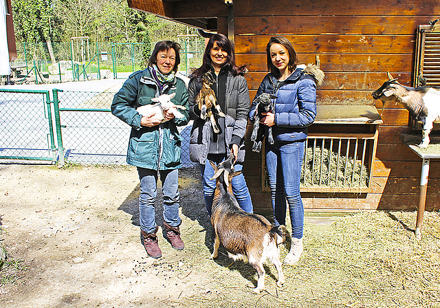 Strahlende Gesichter: Therese Stalder, Sarah Falchi und Viola Stalder (v. l.) mit ihren neugeborenen Schützlingen auf dem Arm.  Foto: Axel Mannigel