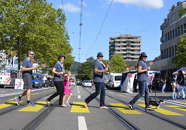 Nicht Abbey Road, London, sondern Hauptstrasse, Reinach! Marco Agostini, Christa Strohm, Roland Fischer und Claudia Illgen vom zehnköpfigen Stadtfest-OK hoffen auf viele Partygäste und freuen sich auf die vielen Highlights, zum Beispiel auf den Auf