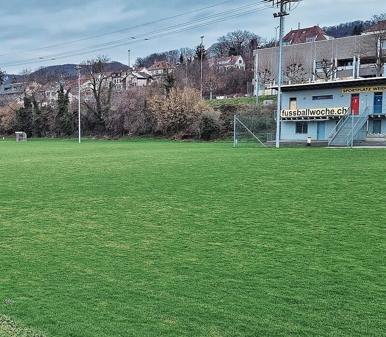 Löchrig und matschig: Die Fussballplätze stellen für Sportlerinnen und Sportler ein Gesundheitsrisiko dar, so der Schweizerische Fussballverband. Foto: Fabia Maieroni