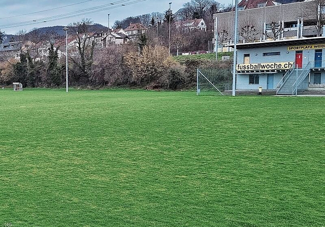 Löchrig und matschig: Die Fussballplätze stellen für Sportlerinnen und Sportler ein Gesundheitsrisiko dar, so der Schweizerische Fussballverband. Foto: Fabia Maieroni