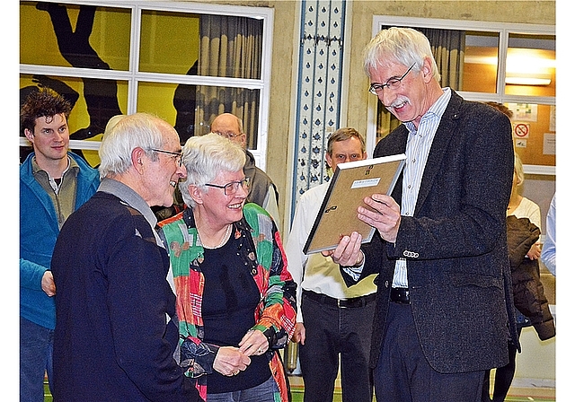 Grosse Freude: Anne-Marie und Herbert Kuhn erhalten von alt Regierungsrat Klaus Fischer die Auszeichnung für ihren Einsatz. Foto: Roland Bürki 