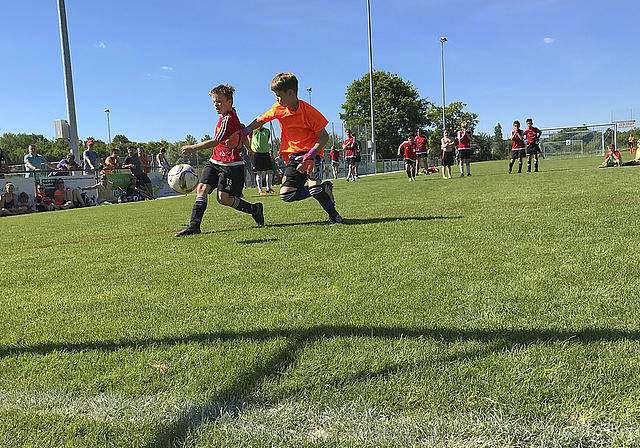 Das Spiel endete Unentschieden: Jetzt musste ein Penalty-Schiessen mit Anlauf die Entscheidung bringen.  Foto: Axel Mannigel