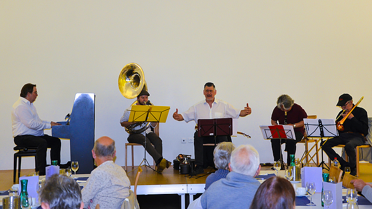 Leidenschaftlich: Christian Gutfleisch (Piano), Michael Sackmann (Tuba), Heiner Krause (vocal, Cornet und Banjo), Hiroki
