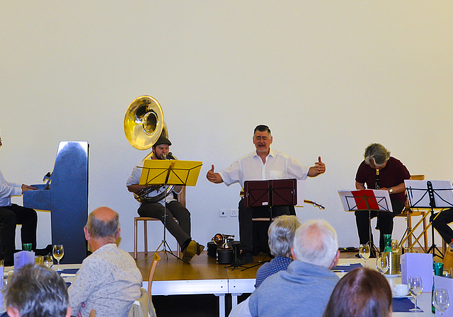 Leidenschaftlich: Christian Gutfleisch (Piano), Michael Sackmann (Tuba), Heiner Krause (vocal, Cornet und Banjo), Hiroki
