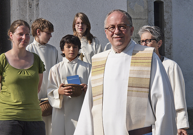 Voller Zuversicht: Pfarrer Felix Terrier mit seinem Team vor dem Gottesdienst am vergangenen Sonntagmorgen.  Foto: Tobias Gfeller