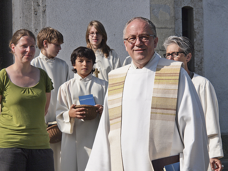 Voller Zuversicht: Pfarrer Felix Terrier mit seinem Team vor dem Gottesdienst am vergangenen Sonntagmorgen.  Foto: Tobias Gfeller