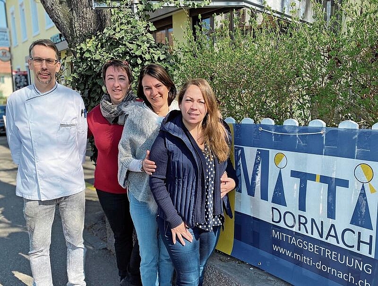 Können nicht weiter zusammenarbeiten (v.l.): Andreas Utting, Betreiber des Restaurants Jura, Susann Barkholdt, Gerda Heynen und Barbara Hockenjos vom Verein Mitti-Dornach. Foto: Bea Asper