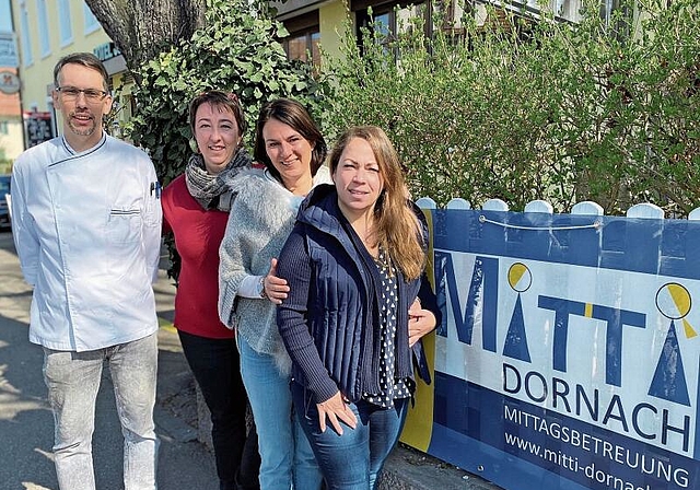 Können nicht weiter zusammenarbeiten (v.l.): Andreas Utting, Betreiber des Restaurants Jura, Susann Barkholdt, Gerda Heynen und Barbara Hockenjos vom Verein Mitti-Dornach. Foto: Bea Asper