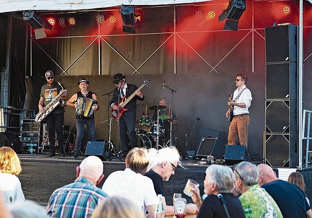 Für alle etwas dabei: Am Abend wurde den Besucherinnen und Besuchern mit rockigem Sound eingeheizt. Foto: zVg