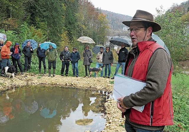 Neuer Lebensraum: Gerhard Walser, Revierförster des Forstbetriebs Laufental-Thierstein, am unteren Chatzelochtümpel. Foto: Niklaus Starck