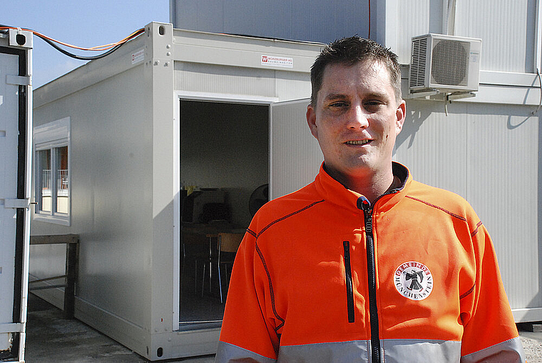 Motiviert und lernbegierig: Arbeitsagoge Dominik Moser vor seinem Büro-Container auf dem Werkhof-Areal. Foto: Thomas Brunnschweiler