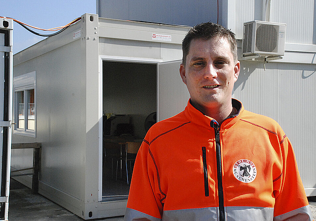 Motiviert und lernbegierig: Arbeitsagoge Dominik Moser vor seinem Büro-Container auf dem Werkhof-Areal. Foto: Thomas Brunnschweiler