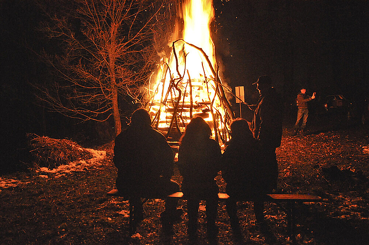 Wärmendes Fasnachtsfeuer: Sich in der kühlen Nacht gemeinsam aufwärmen und eine Wurst braten.  Foto: Isabelle Hitz