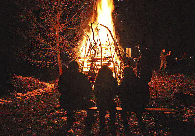 Wärmendes Fasnachtsfeuer: Sich in der kühlen Nacht gemeinsam aufwärmen und eine Wurst braten.  Foto: Isabelle Hitz