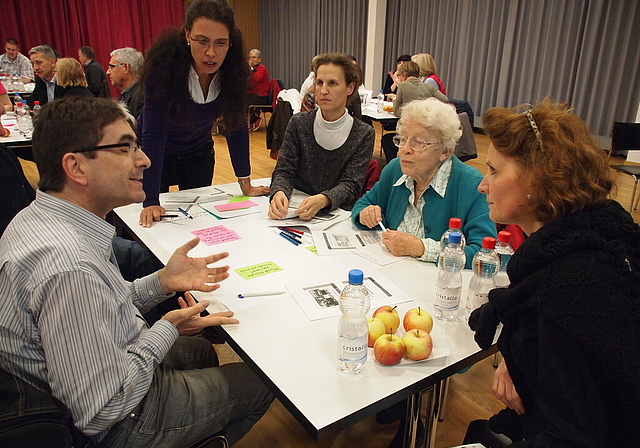 Zuhören: Gemeinderätin Béatrix von Sury (r.) diskutiert mit Quartierbewohnern das umstrittene Reinacher Schulraumkonzept. . Foto: Tobias Gfeller