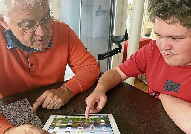 Weiss Bescheid: Luc Rihs (rechts) hat auf alle Fragen rund um Smartphones, Tablets oder andere Computer eine Antwort. Foto: zvg