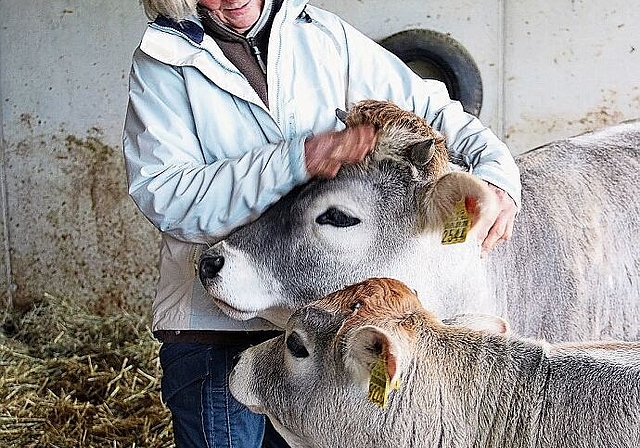 Viel Nähe zu ihren Tieren: Nicht nur die Tiere lieben es zu kuscheln, auch Georgette Stebler geniesst es, mit der einjährigen Fee und dem dreimonatigen Janosch (vorne) zusammen zu sein. Foto: Benildis Bentolila