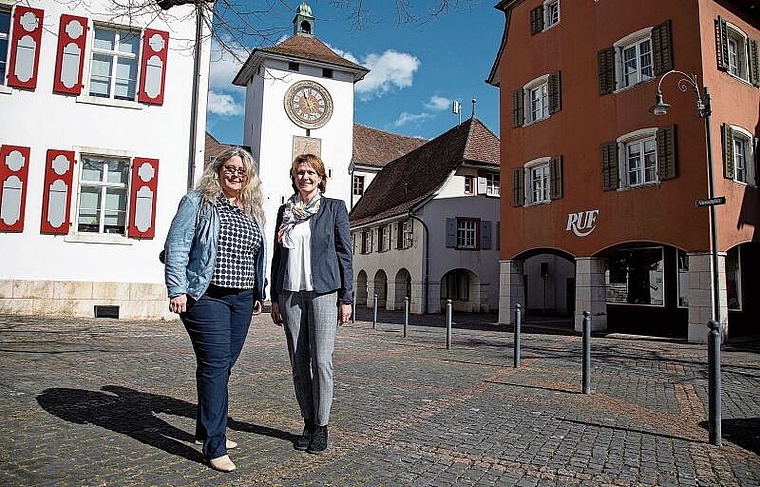 Zuständig für Standortförderung: Karoline Sutter (l.) und Rita Stoffel-Meury vor dem Laufner Stadthaus, ihrem zukünftigen Arbeitsort. Foto: Martin Staub