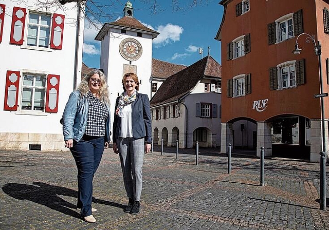 Zuständig für Standortförderung: Karoline Sutter (l.) und Rita Stoffel-Meury vor dem Laufner Stadthaus, ihrem zukünftigen Arbeitsort. Foto: Martin Staub