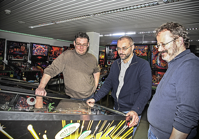 Flippern seit ihrer Jugend mit Begeisterung: Thomas Reichenstein, Niggi Stirnimann und Andreas Borer (v. l.).  Foto: Boris Burkhardt