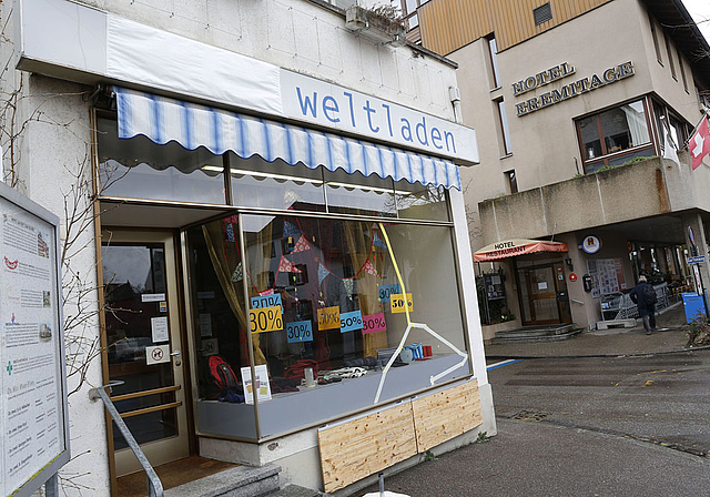 Claro-Schriftzug abgedeckt: Der Weltladen in Arlesheim tritt neu unter der Bezeichnung «Werkstar Laden fairgissmeinnicht» auf.  Foto: Kenneth Nars