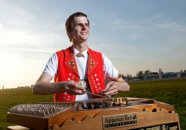 Meister über 125 Saiten: Hackbrettler Nicolas Senn in der bekannten Appenzeller Sennentracht.  Foto: ZVG/DONATO CASPARI