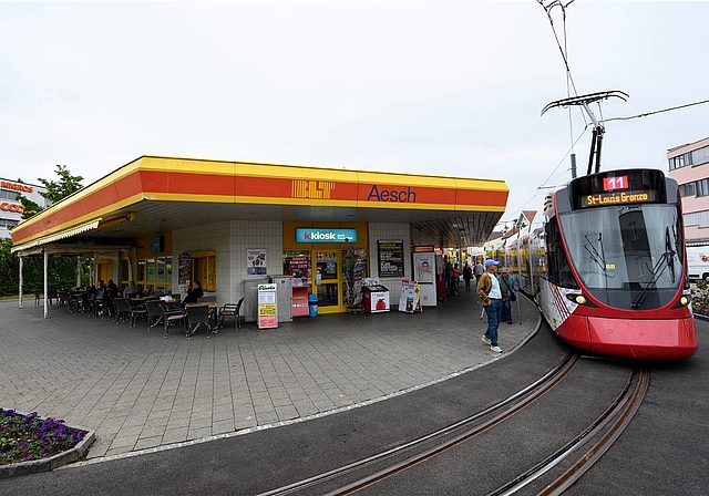 Bald überflüssig? Die SP fordert die Verlängerung der Tramlinie 11 bis zum Bahnhof – aus der Tramschlaufe könnte dann ein grosser Dorfplatz werden.  Foto: bz / Kenneth Nars