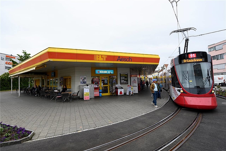 Bald überflüssig? Die SP fordert die Verlängerung der Tramlinie 11 bis zum Bahnhof – aus der Tramschlaufe könnte dann ein grosser Dorfplatz werden.  Foto: bz / Kenneth Nars