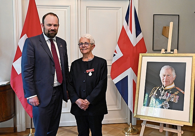 Feierliche Übergabe: Marlene Vögtli erhält die Medaille vom britischen Botschafter James Squire. Foto: Fabia Maieroni