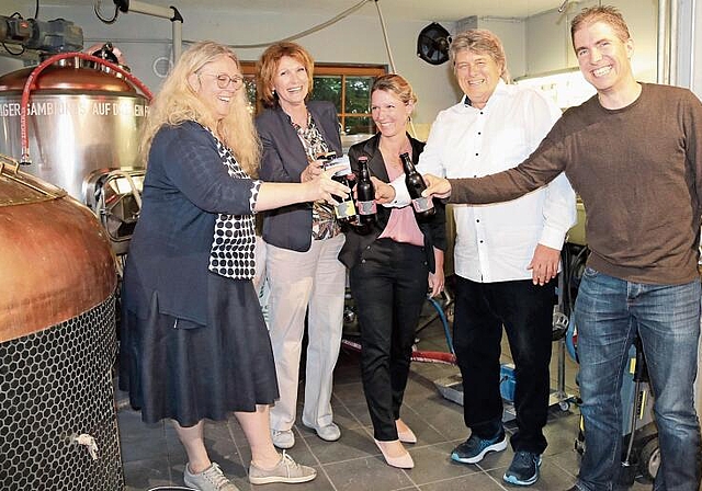 Testen das Bier nach der GV: (v.l.) Die Standortförderinnen Karoline Sutter und Rita Stoffel, die Präsidentin Sibylle Jeker, 
