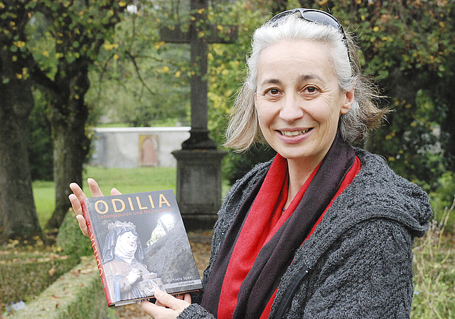 Druckfrisch: Bei den Linden des Bauerngartens, den Bäumen der heiligen Odilia, präsentiert Autorin Michaela Spaar ihr Buch.  Foto: Thomas Brunnschweiler