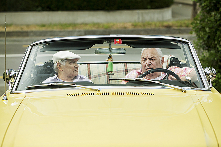 Letzter gemeinsamer Film: Volksschauspieler Jörg Schneider und der mittlerweile verstorbene Mathias Gnädinger sind die Protagonisten von «Usfahrt Oerlike».  Foto: Frenetic Films