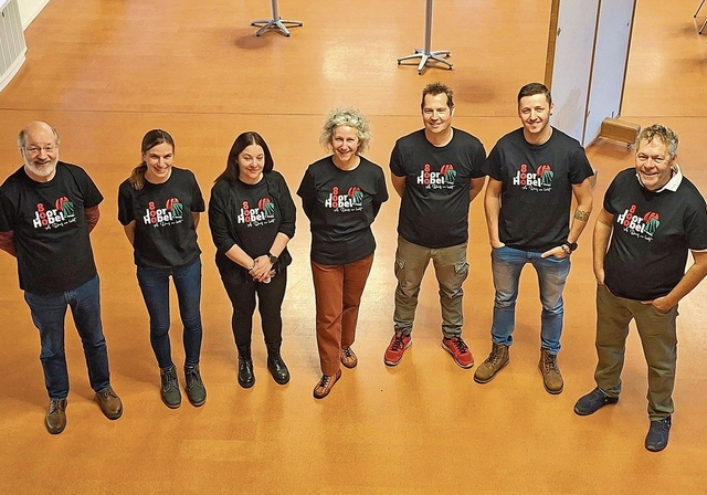 Organisieren das Jubiläumsfest: (v. l.) Claudius Grieder, Astrid Wüthrich, Judith Corminbœuf, Madeleine Michel, Stephan Biry (Präsident), Daniel Bloch und Hans Schumacher. Es fehlt Geri Michel, er hat das Foto geknipst.Foto: ZVG / Geri Michel