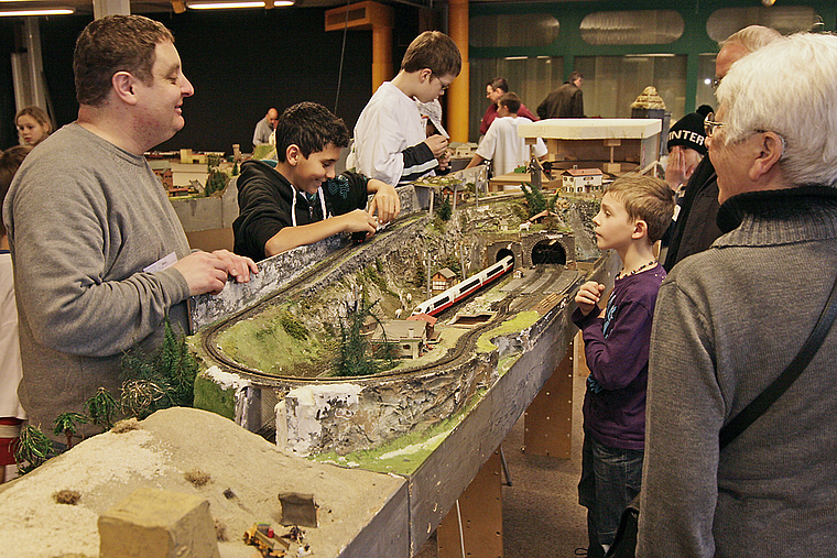 Stelldichein der Modellbaufreunde der speziellen Art: Die Anlage des Vereins Modelleisenbahn Sekundarschule Aesch wird von Kindern gebaut und steht den Exponaten der Erwachsenen in nichts nach.  Foto: Lukas Hausendorf