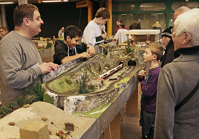 Stelldichein der Modellbaufreunde der speziellen Art: Die Anlage des Vereins Modelleisenbahn Sekundarschule Aesch wird von Kindern gebaut und steht den Exponaten der Erwachsenen in nichts nach.  Foto: Lukas Hausendorf