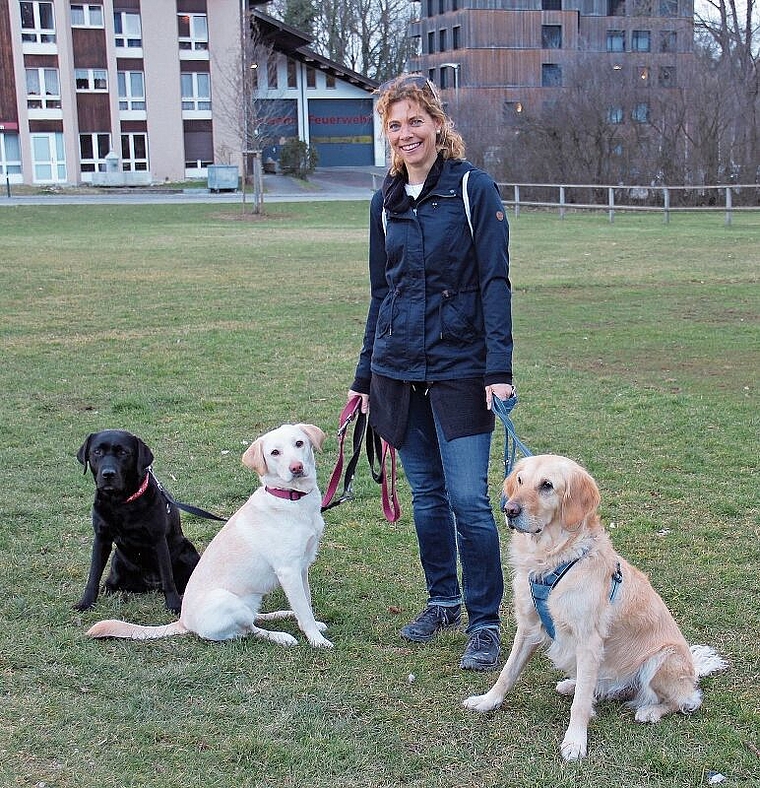 Wären bereit: Vera von Rotz mit Kimba (l.), Thara und Nala (r.). Foto: Tobias Gfeller