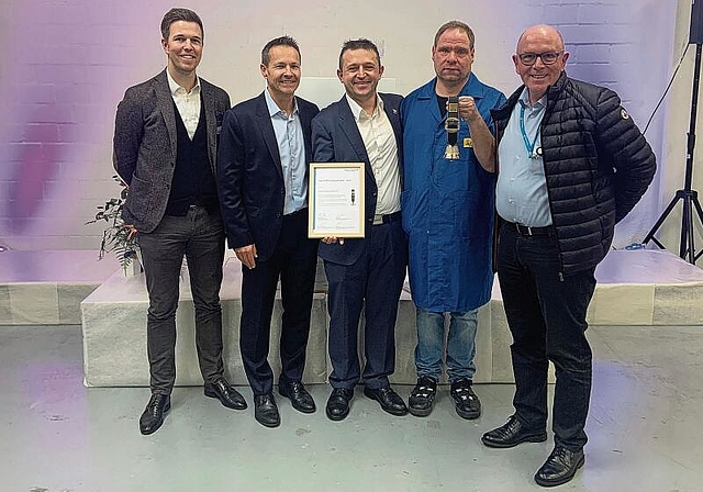 Feiern 15 Jahre Promonta: (v. l.) Fabian Dreier (Head of Division Supply Chain Management bei Endress und Hauser), Stephan Anliker (Director Operations Endress und Hauser Flowtec AG), Nikola Kafadar (Betriebsleiter Promonta), Christian Bohnert (Pro